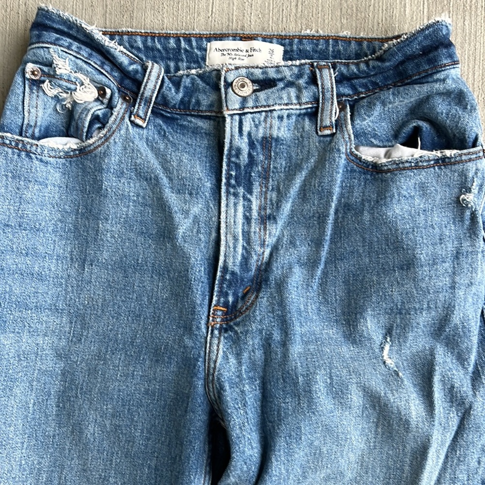 Abercrombie medium wash 90’s Relaxed Jean, Curve Love size 26L